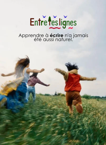 Des enfants qui courent dans un champ sous le ciel